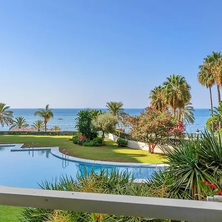 Апартаменти Elegant Beachfront