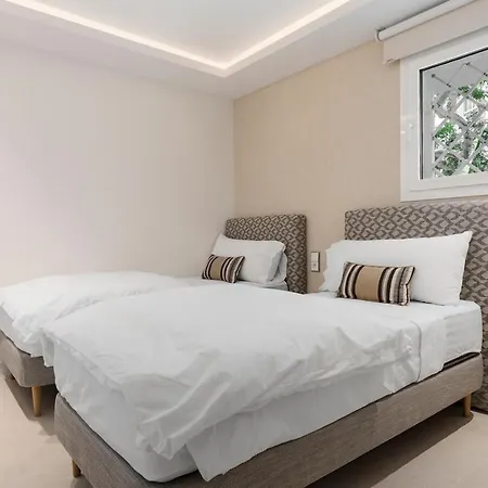 Elegant Beachfront Апартаменти *